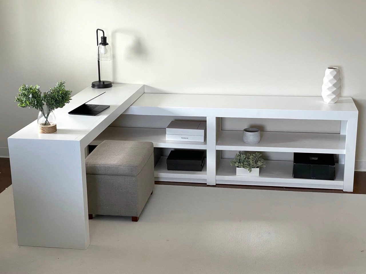 White rotating online desk